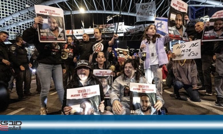 عائلات المحتجزين فى غزة تبدأ اعتصامًا مفتوحًا أمام مقر إقامة نتنياهو