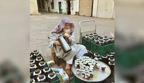 وفاة الحاج اسماعيل الذي كان يطعم زوار المسجد النبوي مجاناً لمدة 40 عاماً