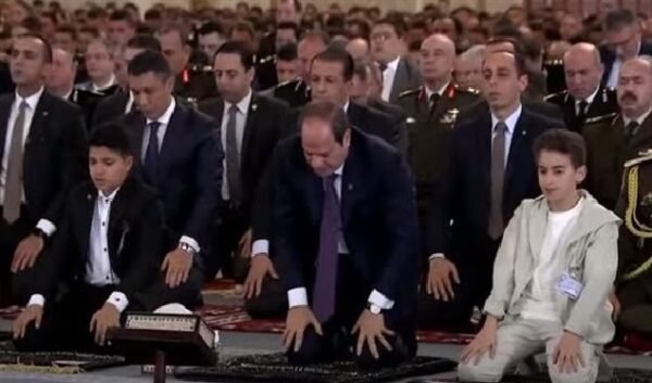 الرئيس عبدالفتاح السيسي يؤدى صلاة عيد الفطر بمسجد مصر الكبير بالعاصمة الإدارية