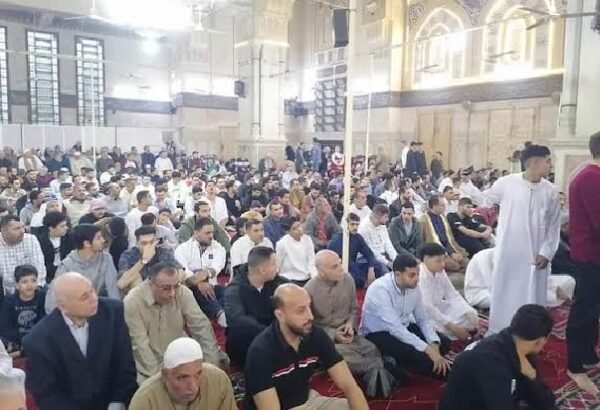 محافظ الشرقية والقيادات التنفيذية والأمنية يؤدون صلاة عيد الفطر بمسجد الفتح بالزقازيق