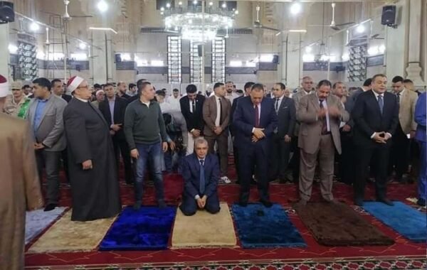 محافظ الشرقية والقيادات التنفيذية والأمنية يؤدون صلاة عيد الفطر بمسجد الفتح بالزقازيق