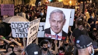 مُتظاهرون أمام منزل نتنياهو يطالبون برحيله وإجراء انتخابات بشكل فورى