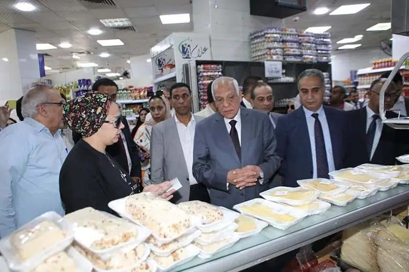 محافظ الجيزة يقود حملة رقابية على المخابز والسلاسل التجارية لمراقبة أسعار السلع