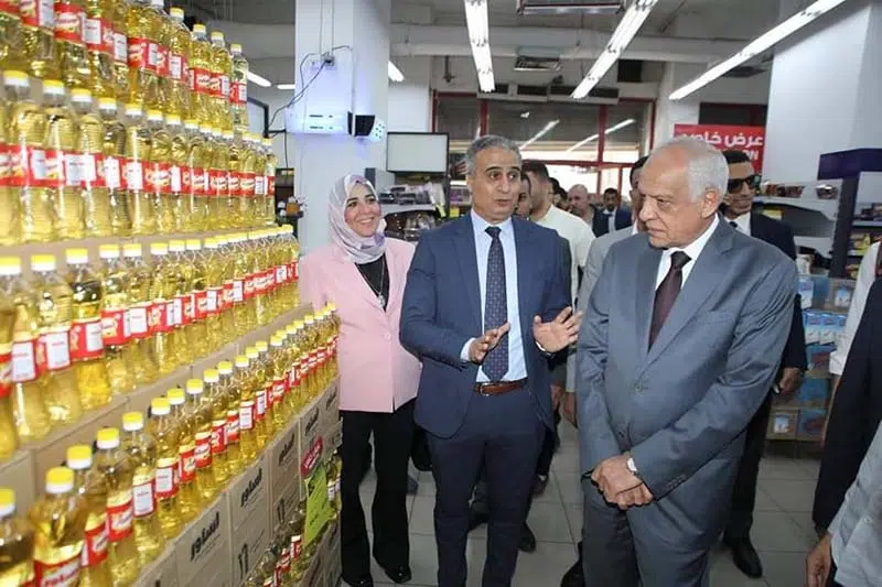 محافظ الجيزة يقود حملة رقابية على المخابز والسلاسل التجارية لمراقبة أسعار السلع