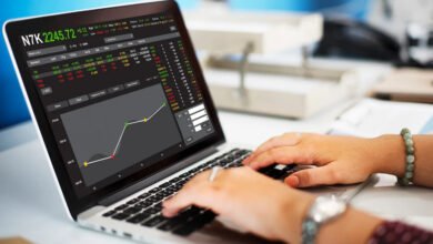 تداول العملات الأجنبية، المعروف أيضًا بتداول الفوركس (Forex)، هو عملية شراء وبيع العملات في سوق عالمي لا مركزي. يعتبر هذا السوق الأكبر والأكثر سيولة في العالم، حيث يتم تداول تريليونات الدولارات يوميًا. في هذا المقال، سنستعرض مفهوم تداول العملات الأجنبية، أنواعه، استراتيجياته، مخاطره، وكيفية البدء فيه.